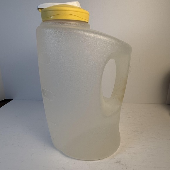 Rubbermaid Clear Frosted Plastic Drink Jug Pitcher 1 Gallon Yellow Lid Made USA - Picture 2 of 15